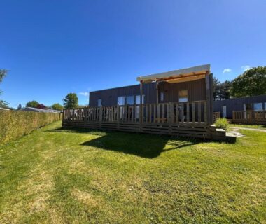 Terrasse en bois sur pelouse devant mobilhome du Houlgate 254 Rare vue mer