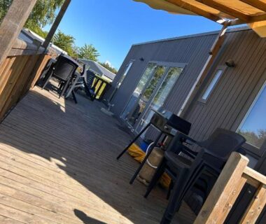 Terrasse ombragée avec table et chaises du mobilhome 254 Houlgate