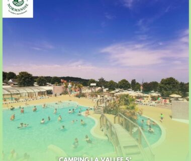 Grande piscine avec toboggan et baigneurs au camping La Vallée