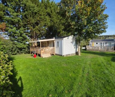 Sur la pelouse devant le mobilhome du Houlgate 503 Mobilhome Classic