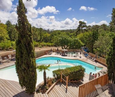 Piscine extérieure sur terrasse en bois au camping Huttopia Arcachon