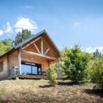 Chalet en bois sur une colline avec terrasse au camping Huttopia Dieulefit