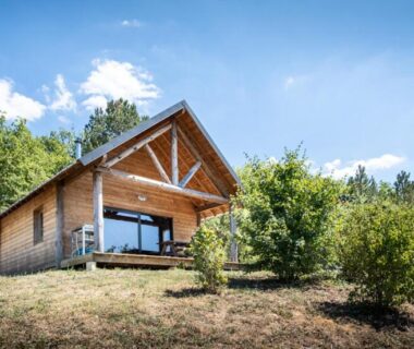 Chalet en bois sur une colline avec terrasse au camping Huttopia Dieulefit