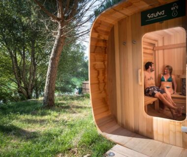Sauna extérieur avec deux personnes assises au Huttopia Dieulefit