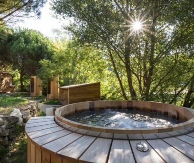 Terrasse forestière avec bain nordique en bois au Huttopia Dieulefit