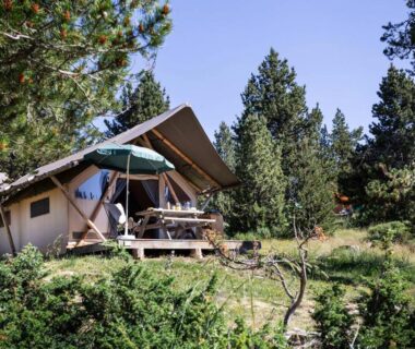 Tente lodge sur terrasse en pinède au Huttopia Font Romeu