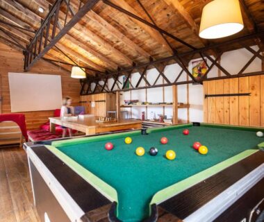 Salle de loisirs avec billard au camping Huttopia Font Romeu