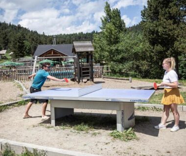 Aire de jeux avec table de ping-pong au camping Huttopia Font Romeu