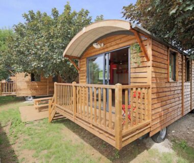 Mobil-home en bois avec terrasse au camping Huttopia Fontvieille