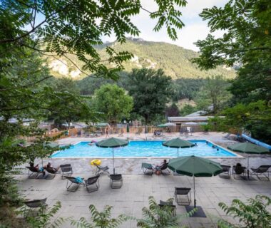 Piscine extérieure avec transats au Huttopia Gorges du Tarn