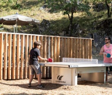 Espace extérieur avec table de ping-pong au Huttopia Gorges du Tarn