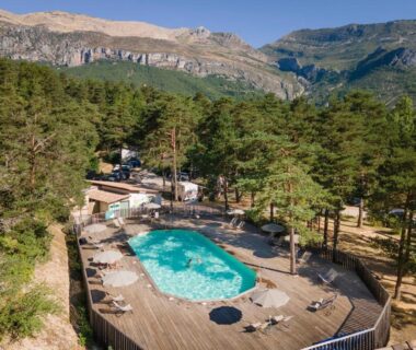 Piscine extérieure sur terrasse dans les pins du camping Huttopia Gorges du Verdon