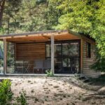 Bungalow en bois avec terrasse ombragée dans la forêt au Huttopia Gorges du Verdon