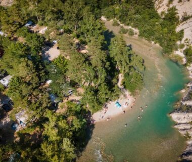 Rive des Gorges du Verdon avec plage et emplacements ombragés au Huttopia Gorges du Verdon