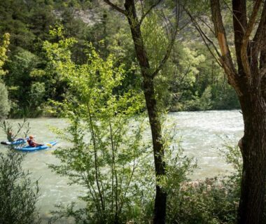 Rivière avec kayak entre les arbres au camping Huttopia Gorges du Verdon