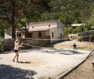 Terrain de badminton en plein air au camping Huttopia Gorges du Verdon