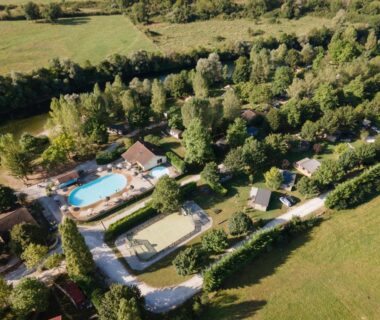 Vue aérienne du camping et de la piscine au Huttopia La Plage Blanche