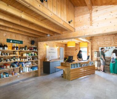 Intérieur avec comptoir et rayons de boutique au camping Huttopia La Plage Blanche