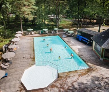 Piscine extérieure avec bassin annexe au Huttopia Lac de Sillé