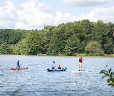 Lac avec kayaks et paddle au Huttopia Lac de Sillé