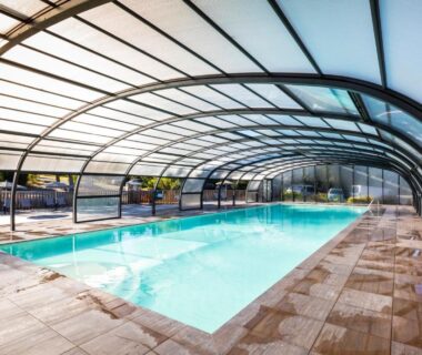 Piscine couverte avec voûte transparente au camping Huttopia Lac de la Siauve