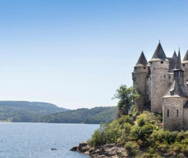 Château sur la rive du lac près du camping Huttopia Lac de la Siauve