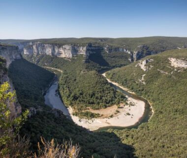 Belvédère sur les gorges et le méandre de la rivière de l'Ardèche au Huttopia Le Moulin
