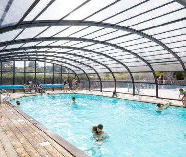 Piscine couverte sous verrière au camping Huttopia Les Falaises