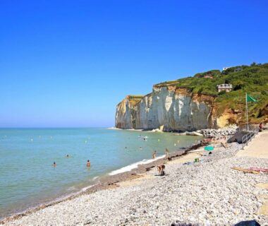 Plage de galets et falaises en bord de mer au camping Huttopia Les Falaises