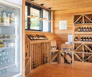 Intérieur avec étagères de vins et frigo dans la boutique du Huttopia Meursault
