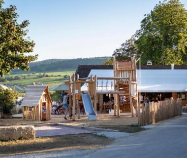 Aire de jeux en bois au camping Huttopia Meursault