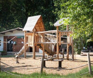 Aire de jeux en bois dans le camping Huttopia Millau