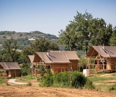 Lodges en bois sur la colline au Huttopia Pays de Cordes sur Ciel
