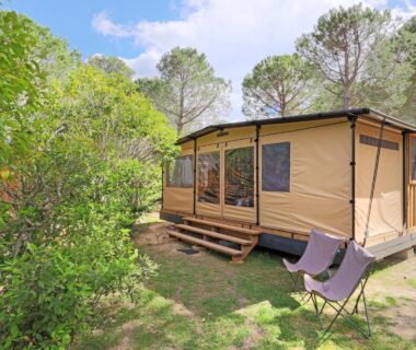 Hébergement en toile et bois dans un sous-bois au Huttopia Pays des Bastides