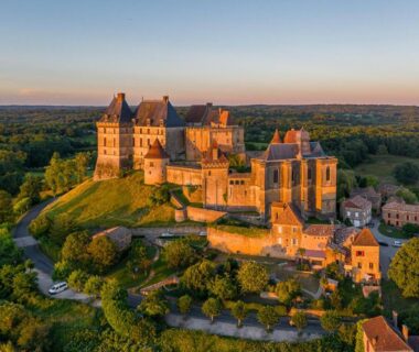 Sur la colline château perché au camping Huttopia Pays des Bastides