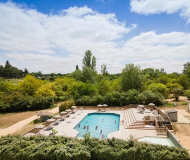 Piscine extérieure et chaises longues au Huttopia Pays des Bastides