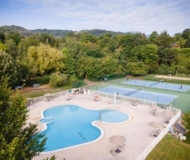 Piscine extérieure et courts de tennis au camping Huttopia Royat