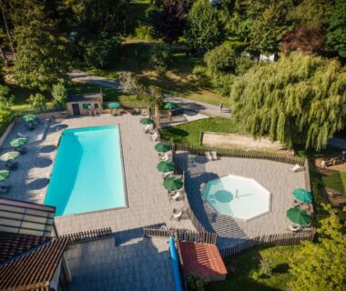 Piscine extérieure et pataugeoire au camping Huttopia Sarlat