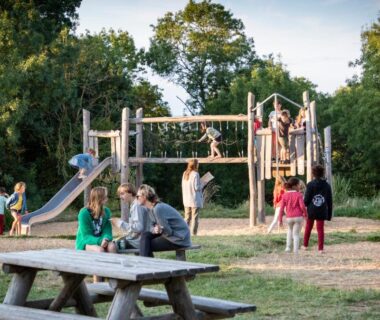 Aire de jeux en bois avec enfants à Huttopia Saumur