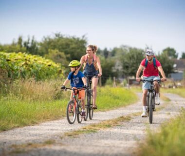 Chemin de campagne avec famille à vélo au camping Huttopia Saumur