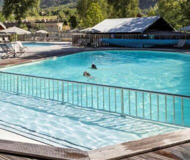 Piscine extérieure et terrasses au camping Huttopia Val Cenis