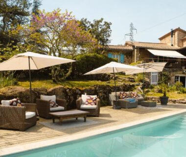 Piscine avec transats et parasols à l'Idyllic Roulotte
