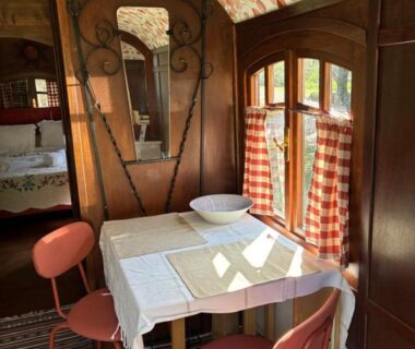 Intérieur de la roulotte avec table et chaises dans l'Idyllic Roulotte