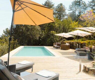 En Ardèche terrasse avec piscine et transats à l'Idyllic Roulotte