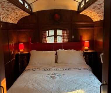 Intérieur de roulotte avec lit double et lampes dans la roulotte Idyllic Roulotte