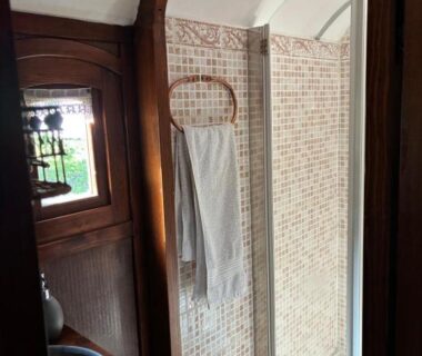 Salle de bain avec douche et lavabo dans la roulotte Idyllic Roulotte
