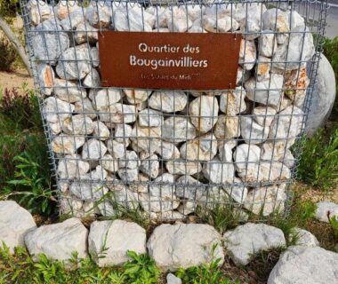 Entrée avec panneau et mur de gabions à l'Indivision Courbin Pebay Jérémy et Alexia
