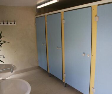 Bloc sanitaire avec cabines et lavabos aux Insolites de la Tellerie