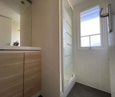 Salle de bain avec cabine de douche et lavabo de l'International Camping Ardèche