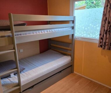 Chambre avec lits superposés dans le mobil-home Iscles 231 MH Au calme près du lac